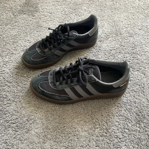 Adidas Spezial - Ganska använda men är fortfarande bra skick. Kontakta för frågor.