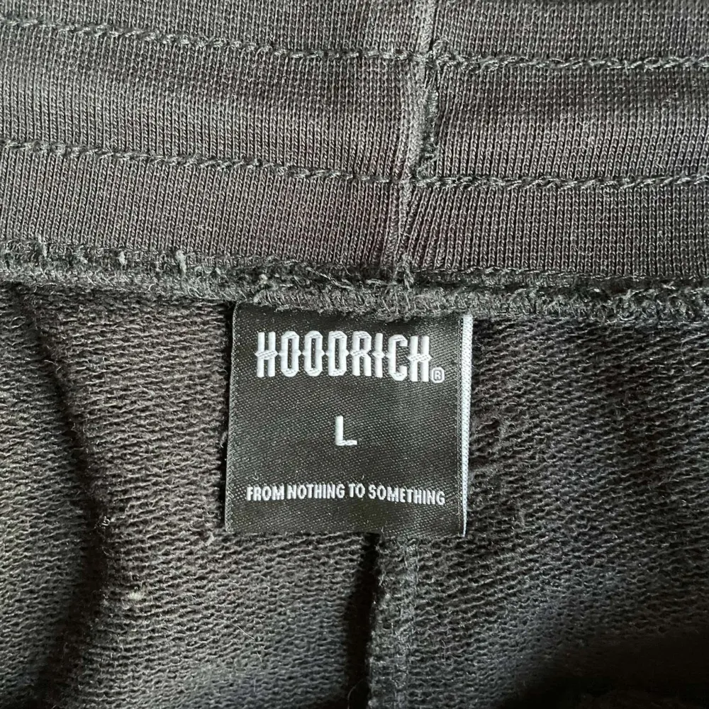 Hej! Säljer mina Hoodrich shorts då dom aldrig kommer till användning längre :OBS! Lite solblekta. Shorts.