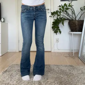 Fina jeans från 7 for all mankind, bra skick utöver små slitningar längst ner som syns på sista bilden, 33 cm över midjan men de är insydda så går att sprätta upp om man vill 74 cm innerben, köp via köp nu💓