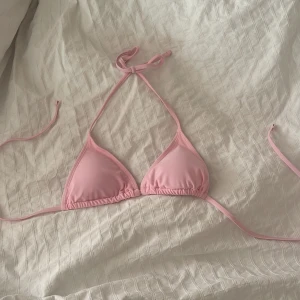 Rosa bikiniöverdel  - Söt bikini i en fin babyrosa färg i bra skick och aldrig använd och säljer pågrund av att den är för liten. 