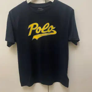 Säljer den här polo ralph lauren T-shirt i ett lättanvänt men mycket bra skick utan några defekter. Säljer den då den är för liten och inte används längre. För mer info eller frågor är det bara att skriva privat.