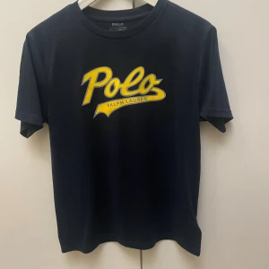 Polo Ralph lauren T-shirt  - Säljer den här polo ralph lauren T-shirt i ett lättanvänt men mycket bra skick utan några defekter. Säljer den då den är för liten och inte används längre. För mer info eller frågor är det bara att skriva privat.