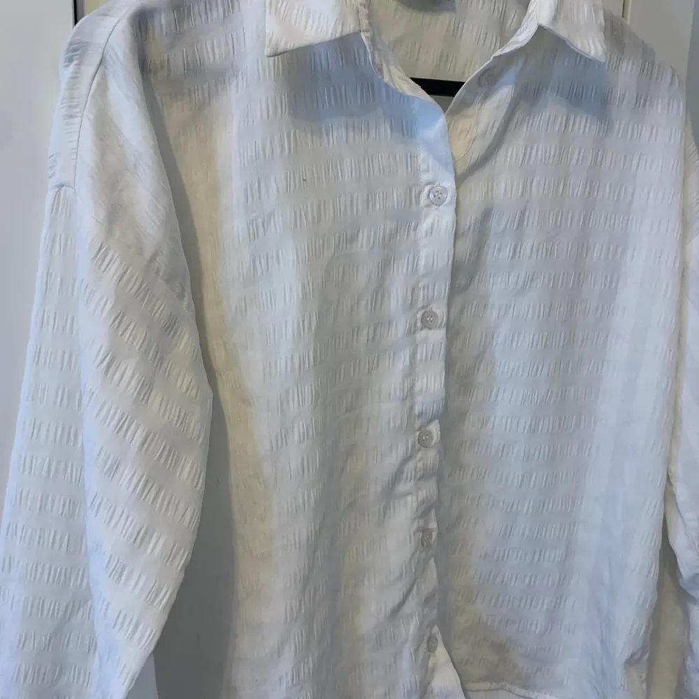 En söt skjorta som är i nyskick och inga effekter på fläckar eller något liknande ❤️. Skjortor.
