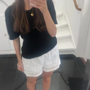 Broderade shorts  - Säljer dessa jättefina broderade vita shortsen från Zara!! Slutsålda och sparsamt använda🩷