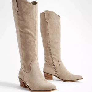 Beige stövlar  - Beigea stövlar/boots från booho köpta för 900 kr och i nyskick. Har haft på mig dom en gång. Sååå fina! Säljer endast pga att jag köpt ett par som liknar. Storlek 37