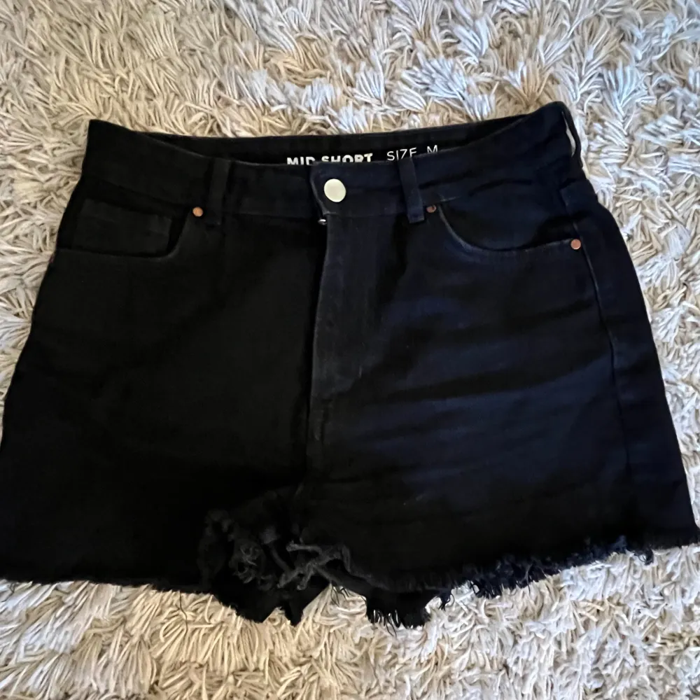 Fina svarta shorts från BikBok💓 Bra skick💓 Pris kan diskuteras💓. Shorts.