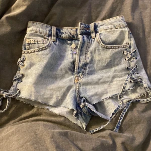 Shorts - Högmidjade shorts med snören vid sidan.  70 cm runt midjan. Kan ej visa på då dom är för små❣️