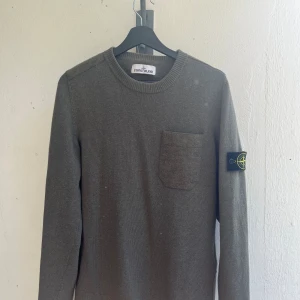 Stone Island Tröja - 8/10 Knappt använd Inga tydliga defekter Ull Tröja Storlek S men passar också M