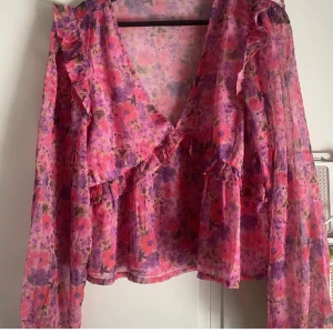Volangblus - Säljer denna blommiga volangblus från bikbok i strl S. Jag har XS och S och den passar bra på mig!:) Endast testad, köpt för 400 