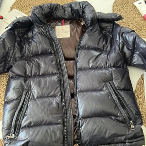 Moncler maya  - Jag säljer den här moncler mayan i storlek XS men passar också storlek S. Jackan är köpt på vongreven_clowner för 6898 jag har Swish bevis på jackan. Jag säljer jackan för 4000 då dens skick är 7/10 kom privat om ni är intresserade eller vill ha bild