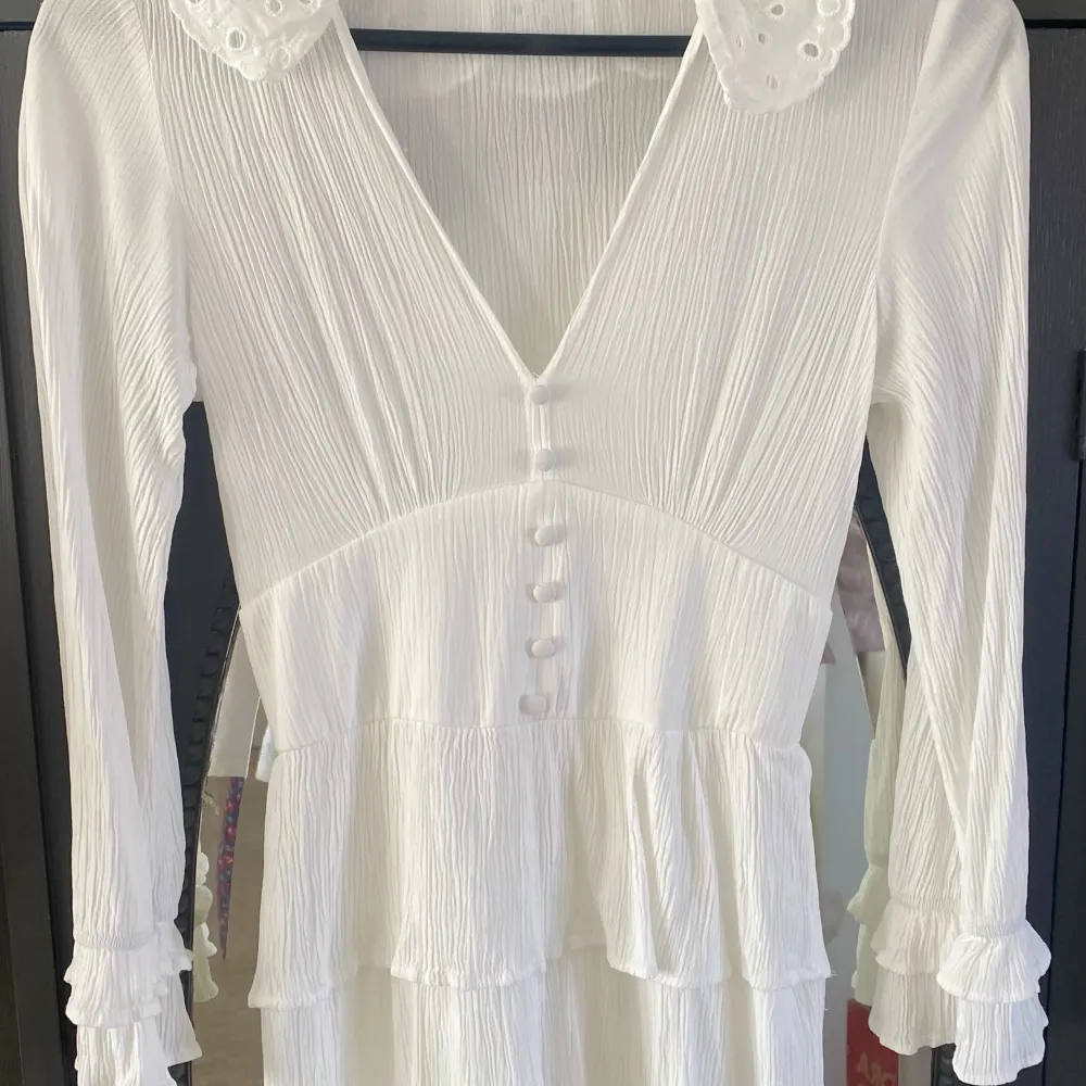 Säljer en fin vit klänning från Zara som endast är andvänd ett få tal gånger💕Klänning är perfekt till skolavslutningen,studenten,konfirmationen eller varför inte till midsommar💕ny pris 500kr men säljer för 250kr. Klänningar.