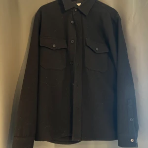 Arket overshirt - Overshirt från arket. Väldigt fräsch, passar till allt! Passar L/M