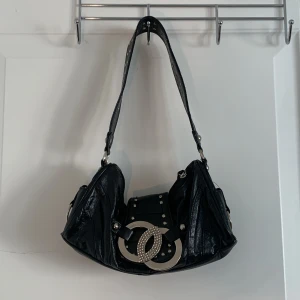 väska  - Köpt på Plick men har tyvärr inte använt den. Axelbandet är litet slitet men annars är den i bra skick. Skriv vid intresse eller frågor. 