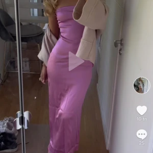 Bandeau klänning  - Såå vacker rosa Bandeau klänning till sommaren💗💗 Från Zara i storlek M, passar också en S! Slutsåld, och finns inte längre att köpa. Aldrig använd, säljer för 350kr