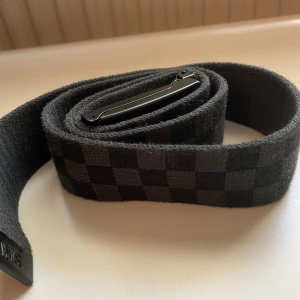 vans bälte - Svart vans bälte, använd många gånger men är i bra skick. Inga defekter. Passar alla