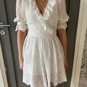 Studentklänning - Vit klänning med volang, perfekt till studenten och sommarn. Endast använd vid två tillfällen, perfekt skick!💕💕