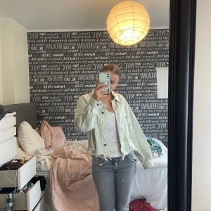 Grön jeansjacka!! - Grön jeansjacka, tyvärr inte kommit till användning så som jag velat, endast använd fåtal  gånger! Köpt för två år sedan💛💛priset går att diskutera men inga skambud😆
