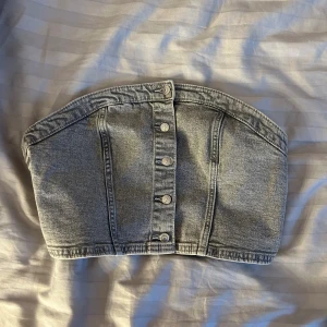 Jeanstopp - Grå jeanstopp från h&m. Passar större byst. Använd en gång så i fint skick.