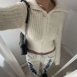 Stickad tröja från Stories - Assnygg tröja från Stories snygg krage och så snygg passform. Modellen är ca 172