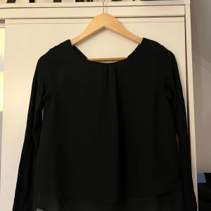 Svart blus  - Jätte fin söt blus 
