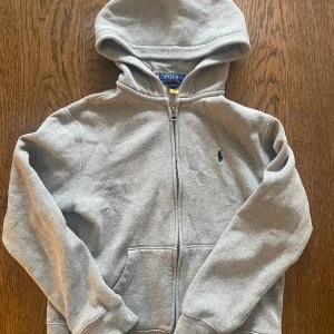 Polo Ralph Lauren - Mycket fint skick. Storlek 10-12 years. Köpt i USA sommaren 2023.