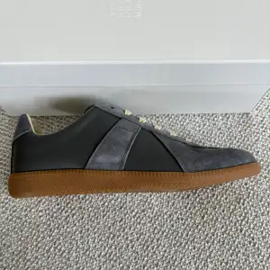 Säljer mina gråa Maison Margiela skor i  storlek 42. Skorna är oanvända och alla tillbehör tillkommer. Tveka inte på att höra av er vid frågor:) Gustaf 