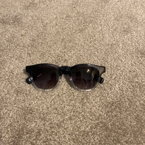 solglasögon  - Detta är ett par solglasögon utan styrka som är till högsta kvalite. De är perfekta till sommaren. Ny pris 1800kr, aldrig använda köpta för ett halvår sen. Det finns inte någon skrapa eller repa. hör av er om ni har några frågor.Pris kan diskuteras!