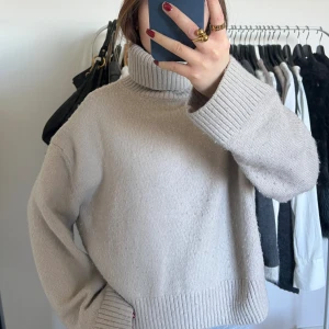 Stickad tröja - Polotröja från hm i beige/pärlgrå färg