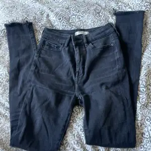 Skinny svarta jeans storlek 24/32 från Tommy hilfiger nyskick 
