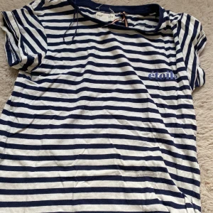 Holly & whyte tröja randig  - Randig holly & whyte tröja andvänt ett antal gånger skick nästan som ny