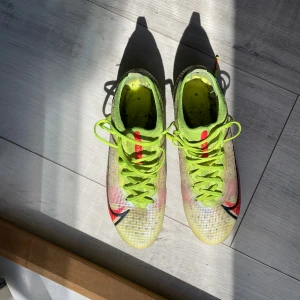 Fotbollsskor Nike elite mercurial  - Bra skick använt en sommar säljer för dom är för små. Ingen påse eller sula 