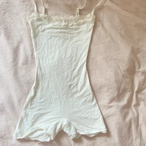 Skims onsie  - Superfin onsie från skims, endast använd vid två tillfällen, materialet är väldigt stretchigt så den passar på mig som brukar ha xs/s i vanliga fall 🤍