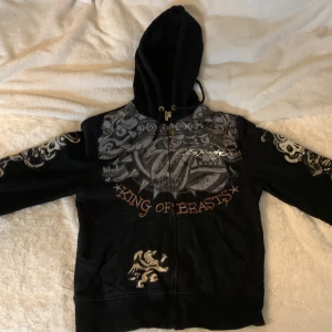 FET ED HARDY HOODIE - Vintage ed hardy hoodie köpt från 2K department. Säljer pga försöker byta stil!