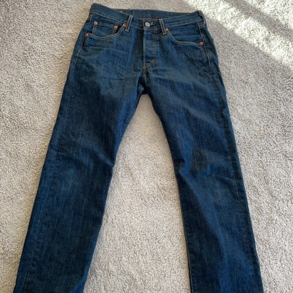 Levis jeans storlek W 28 L32✅ Skick 10/10  nyskick🎉  Mer frågor och funderingar tas privat 🎉🎉 Köpta för 1200. Jeans & Byxor.