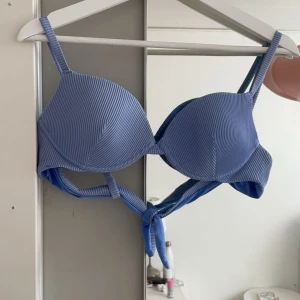 Blå bikini topp - Två stycken ribbade blåa bikinitoppar en i 85c och en i 80c 90kr/st 