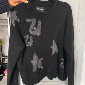 Zadig & Voltaire tröja cashmir  - Säljer min så fina stickade cashmir tröja från Zadig & Voltaire köpt i deras butik i Stockholm. Strl Xs men passar S, Den är i jättebra skick endast använd några gånger. Nypris 5500kr. 
