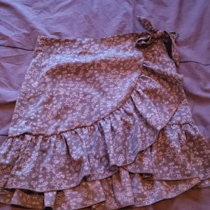 Grön sommarkjol - En grön sommarkjol som passar till allt! Har andvänt den ett få antal gånger! Bra skick