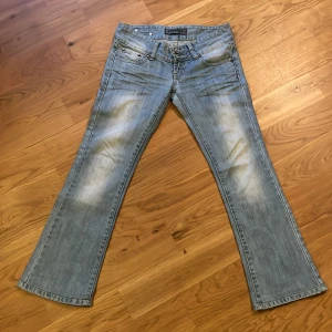 Lågmidjade Jeans - Snygga lågmidjade jeans. Midjemåttet rakt över är 40cm och innerbenslängden är 70cm. Köptes på Plick men passade inte mig💞💞Saknar en knapp, se bilden💞