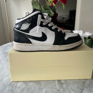 Jordan air mid  - Nike air Jordan mid i färg carbon fiber. Väl använda men gott skick ändå. Skriv för fler bilder 😊