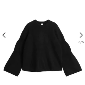 Stickad tröja från arket  - Säljer denna sååååå snygga tröja från arket i stolek xs knappt använd o aldrig tvättad!!❤️‍🔥❤️‍🔥❤️‍🔥