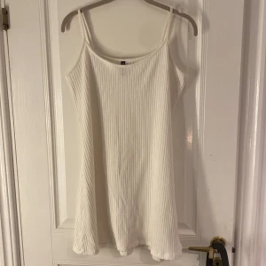 Vit klänning - Vit klänning som har blivit för kort för mig tyvärr