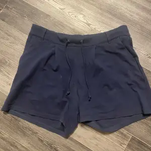 Marinblåa shorts som jag fått begagnat, jättesköna att ha på och väldigt fina. Säljer för att jag inte använder de längre. Storlek L men passar nog mer en M.