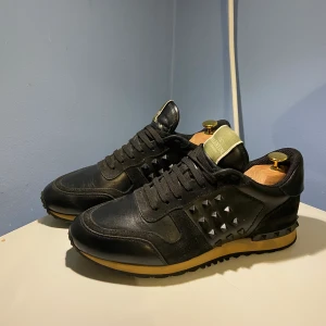 Valentino Rockrunners  - Valentino Rockrunners | Storlek: 41 passar 42 | Skick: 9/10 | Pris: 1499kr | Nypris ≈ 8000kr | Alla nitar kvar | Vid intresse eller fler frågor kontakta mig! 