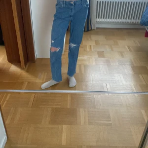 Bagy jeans 146cm              90 kr - Ett par blåa bagy jeans från hm. Storlek 146/10-11år. Är i bra skick.ändvänt 5 gånger 