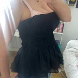 Topp - Jättegullig svart topp perfekt till sommaren. Är i bra skick! 