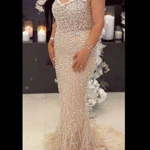 Klänning - Jättefin klänning som passar till många event! Har använt den en gång och den är helt ny inga täcken på användning.❤️