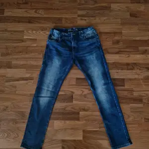 Säljer mina blåa jeans eftersom jag har för många och dessa används inte. De är gjorda av mjukt ich skönt material. Släpper de för 99:-