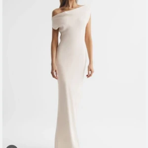 Balklänning REISS VIT - Intressekoll på min balklänning, köpte den för 2769 :- från REISS. Aldrig använd och prislappen sitter kvar, vill sälja pga. hittat en annan som jag vill ha. Kontakta vid önskemål av fler bilder. Pris kan diskuteras.