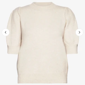 Vero Moda stickad tröja - Säljer nu min stickade kortärmad tröja från vero Moda använd fåtal gånger inga defekter säljer då jag inte använder den priset kan diskuteras om snabbaffär nypris:230kr säljer för 120 vill bara bli av med den🩷