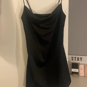 Satin klänning - Jättesöt klänning i satin, använd 1 gång så den är i super fint skick💞